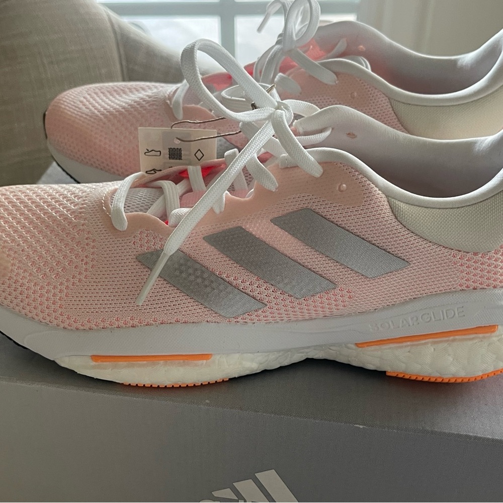 NIB. Adidas Women's Solar Glide 5 White/Silver/ Lite Pink Size 9